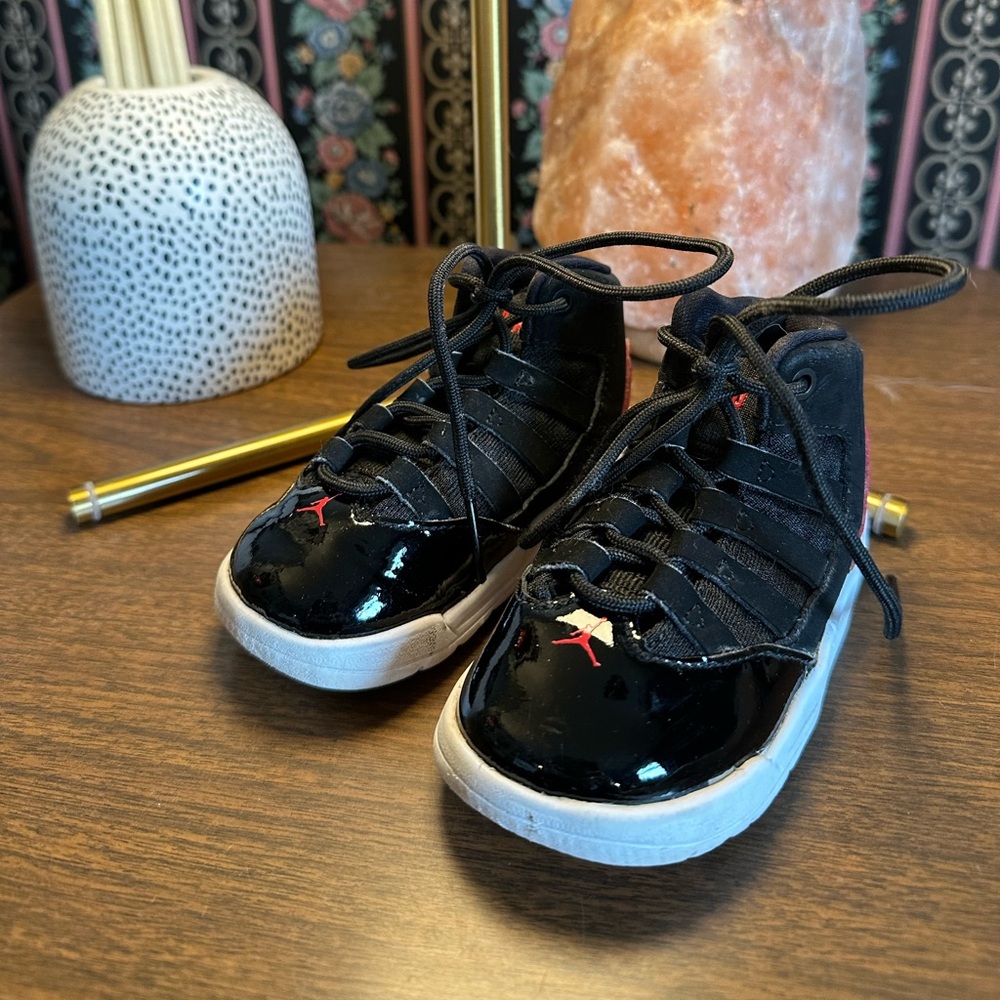 Air Jordan Max Aura ‘Black Gym Red’ 5C